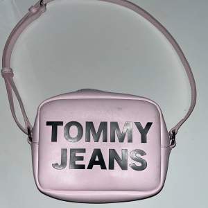 Jätte fin rosa väska från Tommy jeans, jag köpte den till ett event men har inte haft någon andvändning av den riktigt efter. Den är köpt för 500:- 