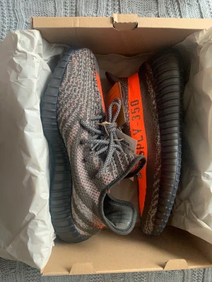 Yeezy skor  - Säljer ett par yeezy skor som är helt nya och är oanvända i storlek 42. Säljer de för 2500kr men priset kan diskuteras. Om du har fler frågar kontakta mig!🤍