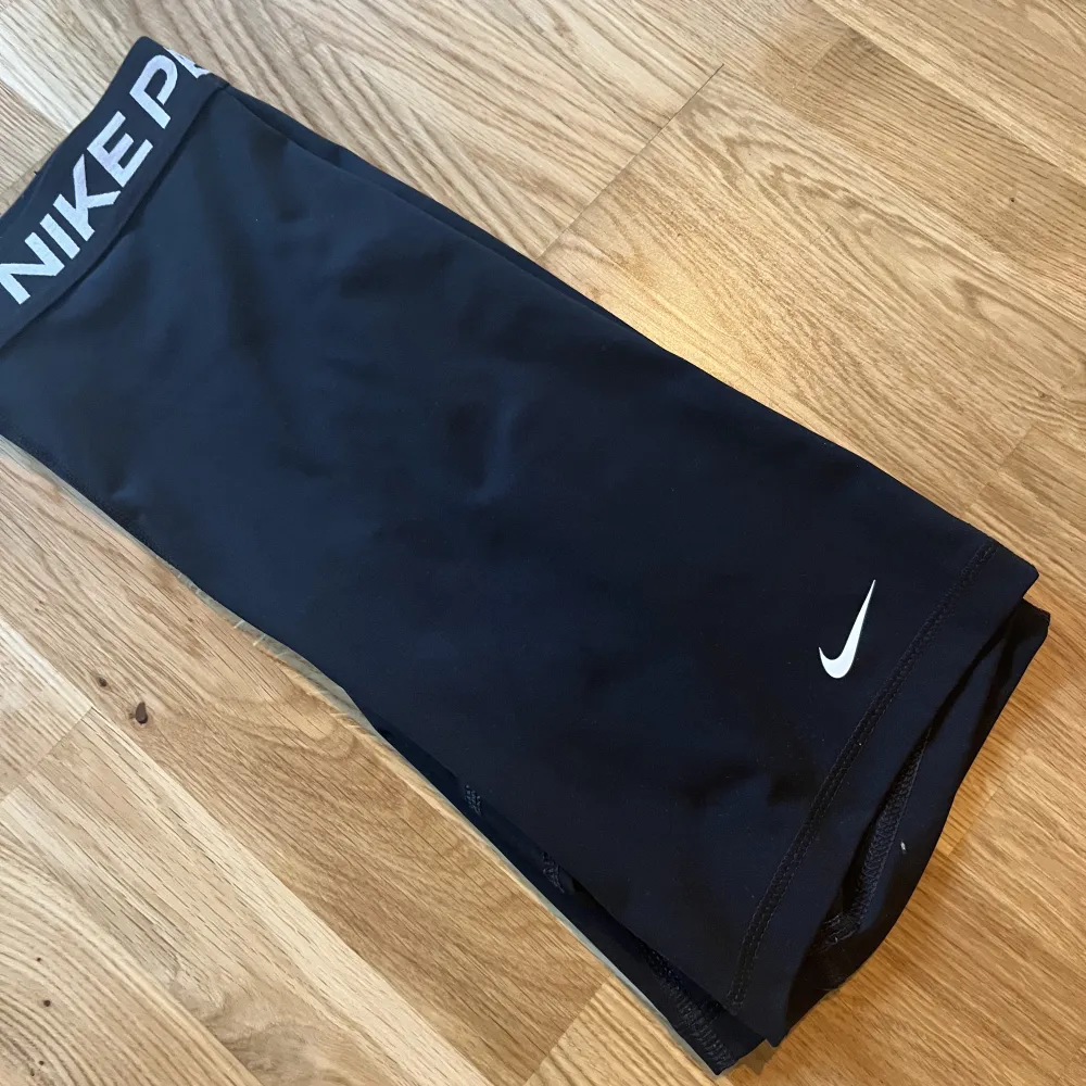 Säljer dessa tränings shorts från Nike som endast är använda 4 ggr. Stolek M. Shorts.