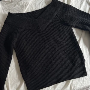 Svart stickad  - Går att ha off shoulder och även som vanligt. Storlek XS 