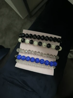 Armnand  - Jätte fina armband, priset varejerar mellan 10-20 kr. Köper du alla för du de för 90kr. Storleken på armanden passar för alla. 