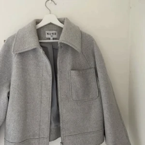 Na-kd kappa - Grå Na-kd kappa. Köpte förra året grön plick o använde halva höst säsongen o halva våren. Ja brukar ja 34 i jackor och den passar mig❤️köpte för 500. Slutsåld på hemsidan 