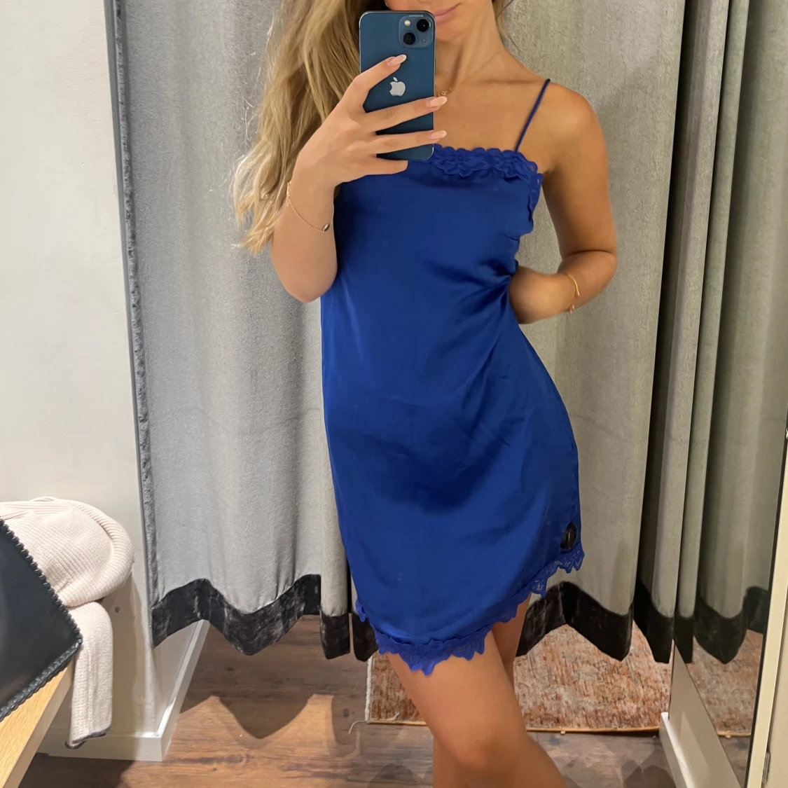 Blå satinklänning 