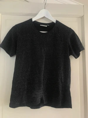 Fest t shirt - Jättefin och bra skick. Glittrig.