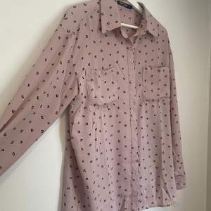 Rosa skjorta med leopardprint köpt på Nastygal. Ligger ute på flera sidor. 