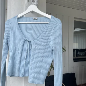 KOFTA BLÅ - Blå stickad kofta från Zalando, nyskick 🦋