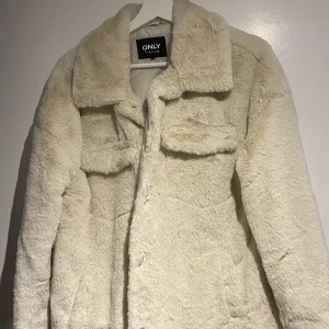 Fluffig jacka - Fluffig beige jacka från only i storlek Xs men sitte rmer som en S. Aldrig använd, nypris är 600kr. Mitt pris: 60kr