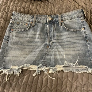 lågmidjade Jeanskjol från H&M - lågmidjade jeanskjol ifrån H&M! har använt dem endas en gång och har nyligen köpt dem, dom är i storlek S och är i en bra längd. skriv t mig om du är intresserad ☺️