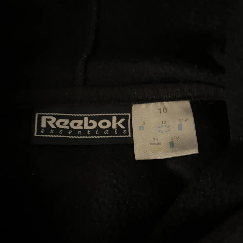 Skitsnygg mörkblå Reebok hoodie i storlek S❤️inga tydliga defekter men ganska nopprig. Hoodies.