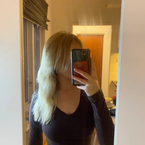 Brun tröja - Brun tight tröja med urringning, den har varit en stor favorit hos mig!