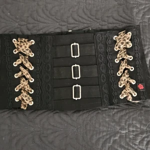 Mini korsett - Mini korsett / Bälte Snörena går att byta ut. Stängs med dragkedja på ryggen, med 2 olika storlekar på. Passar både S och M 