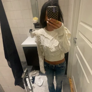 Stickad tröja!! - Stickad mango tröja med volanger som inte säljs längre. Finns ett litet hål under armen, men inget man tänker på. (köpte den så)