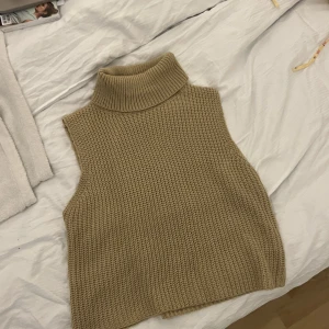 Brun stickad väst  - Jättesnygg väst, knappt använd. Köptes för 250kr säljes för 120kr 