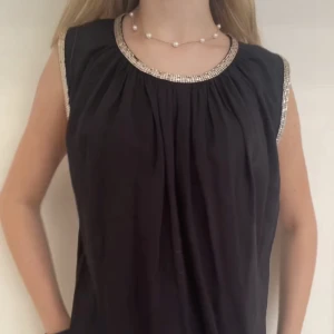 Fin svart topp!🥰 - Fin svart topp! Den är i nyckick! För närmare tit på toppen följ oss på tiktok: selloutafh 🥰