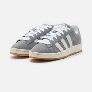 SÖKER DESSA ADIDAS CAMPUS 00s - Söker gråa eller röda campus 00s i storlek 38 eller 39😍😍😍 kan betala  om dom är i bra skick så skriv gärna om ni har o vill sälja dom❤️❤️