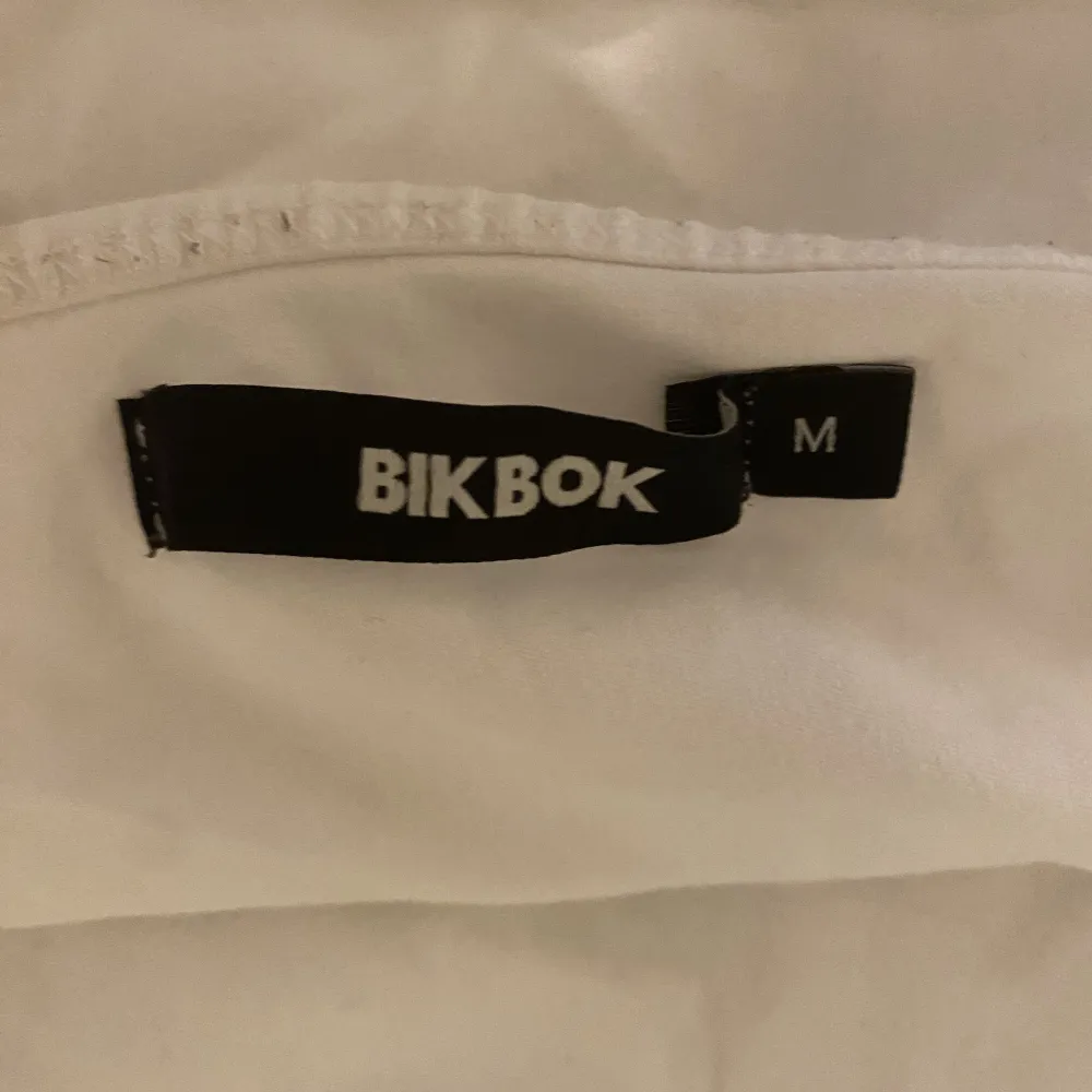 Ett vitt linne med knytning i nacken från BikBok 🩵 Säljer då det inte kommer till användning längre 💙. Toppar.