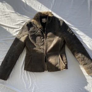 Mocka jacka - Thriftad mocka jacka från mango som är fodrad och perfekt för hösten o vintern