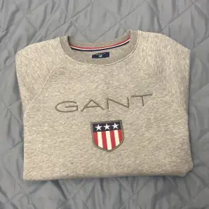 Helt ny, oanvänd Gant Shield Sweatshirt.  Aldrig använt, perfekt skick. Nypris: 1000kr Pris: 750kr
