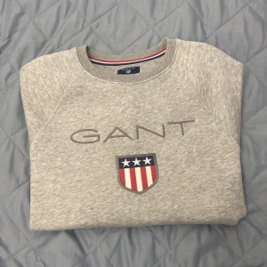 Grå Gant Sweatshirt  - Helt ny, oanvänd Gant Shield Sweatshirt.  Aldrig använt, perfekt skick. Nypris: 1000kr Pris: 750kr