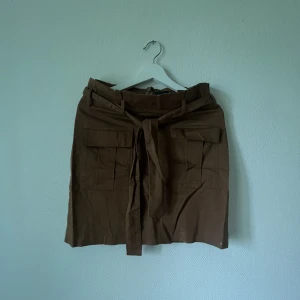 Cargokjol brun  - Cool cargokjol perfekt till hösten från Gina Tricot i storlek 38