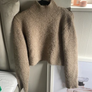 Stickad tröja - En stickad tröja från zara, bra skick och inte so mycket använd. Mörk beige⭐️