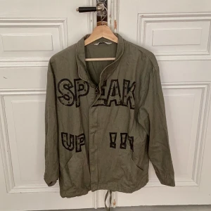 Militärgrön Jacka - ZARA - Jacka köpt på Zara för måååånga år sen. Inte använts på väldigt länge och skulle säga att den definitivt är i gott skick. Dm för mer info.