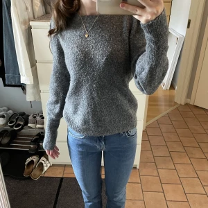 Grå stickad tröja - Fin grå stickad tröja i Xs💕