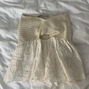Zara topp - Superfin topp från zara. Storlek S men passar xs-m. Obs! Andra bilden är lånad. Men det är exakt likadan tröja. Endast använd 1 gång. Den är slutsåld på hemsidan.