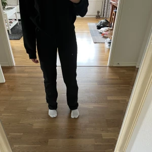 Svarta jeans - Ett par svarta high waist straight leg jeans från bershka💕skriv till mig vid intresse😇