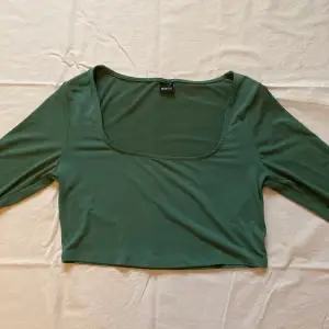 Grön croppad långärmad blus från Gina Tricot, köparen står för frakten och priset går att förhandla