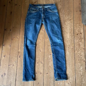 Jeans från nudie  - Skinny jeans i mellanblå färg. Bra skick. Lågmidjade. 