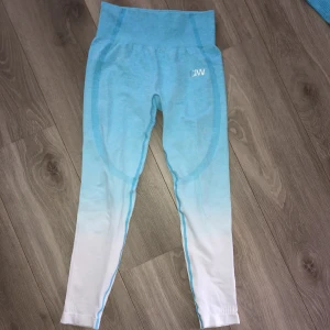 Tights - Nyskick tights i strl M, har även en tröja till 💙