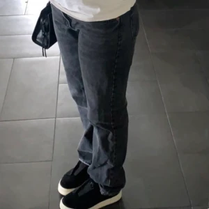 Mörkgråa zara jeans  - Fina Straight jeans ifrån zara. Storlek 40💗