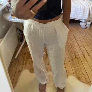Linnebyxor  - Vita linnebyxor från okänt märke, superfina och sköna men kommer nästan aldrig till användning 🤍🤍 Finns en liten fläck under ena knät, men syns bara på väldigt nära håll! Passar bra på mig som är 160 och bär 34 men går även vika upp vid midjan.