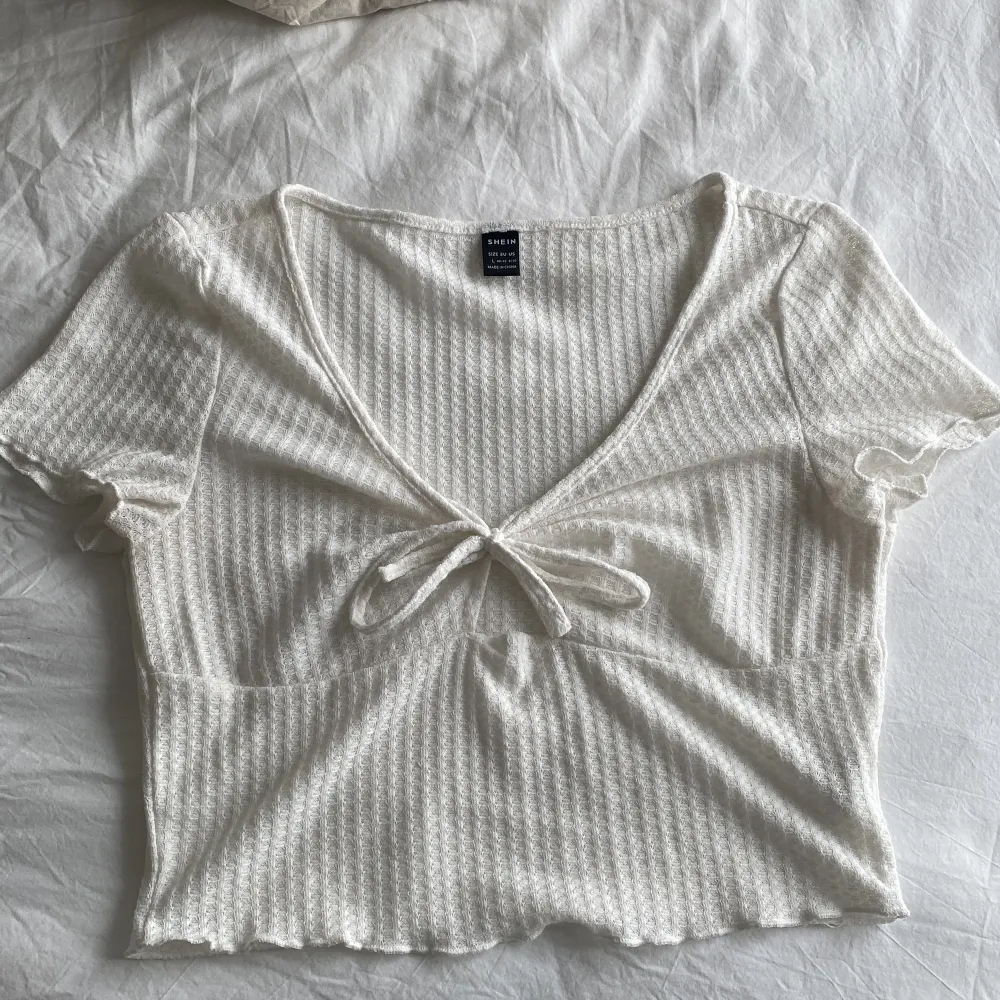 Hej, säljer nu en vit Topp / T-Shirt ifrån SHEIN, de står att den rä i storlek L men skulle säga att den är i S för jag kan ha den och jag är en S, lite genomskinlig men fin. Toppar.