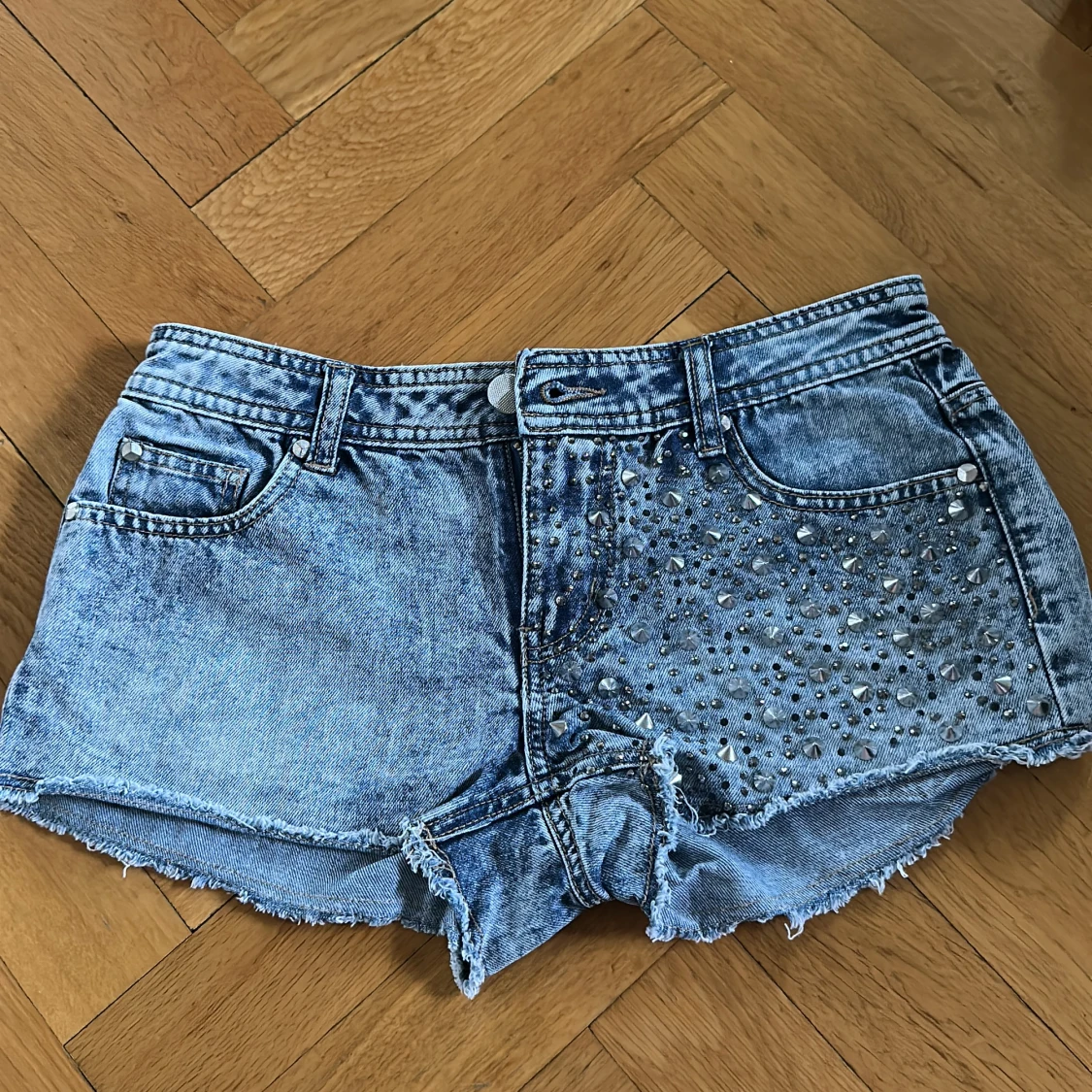 Korta lågmidjade jeansshorts