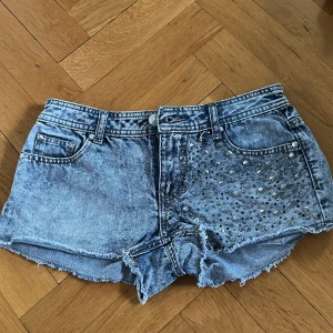 Korta lågmidjade jeansshorts - Sjukt coola jeansshorts. Lågmidjade och så najs, säljer då de är för små på mig. Midjemått är 80cm runt