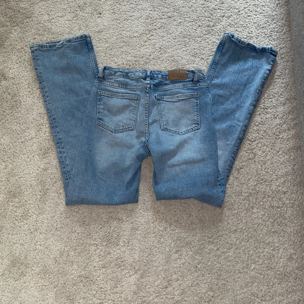 Ett par superfina jeans från Gina Young! Jeansen är i helt okej skick eftersom resåret i midjan har spruckit lite längre in. . Jeans & Byxor.