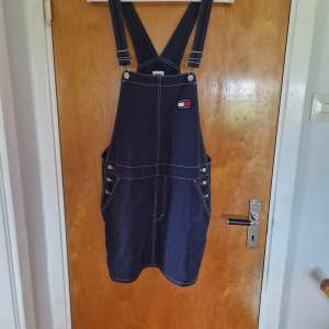 Hängselklänning från Tommy Jeans. Använd 2 gånger. Unik av sitt slag eftersom den inte går att köpa längre.