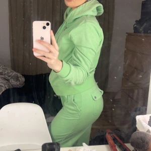 Juicy sett  - Säljer nu mitt juicy sett i färgen grön då jag inte använder de längre använts ungefär 4 gånger 🤍 de är inget fel på de 