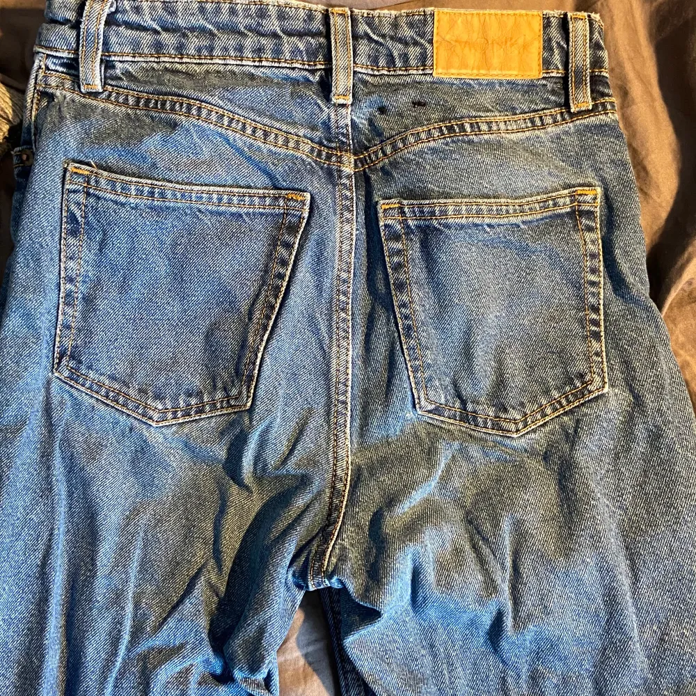 Mörkblå jeans från monki. Stl: 25 okej skick, tecken på användning nere vid kanten. . Jeans & Byxor.