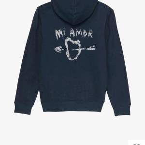 Säljer min mi Amor hoodie då den inte kommmer till användning. Väldigt fint skick🤍 köpte för ca 2000 kr