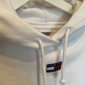 Tommy Hilfiger hoodie  - Säljer denna Tommy Hilfiger hoodie, jag fick den i pressen och den är stort sätt oanvänd ♥️