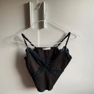 Croppad tröja - Jättefin croppad tröja! Den är i nyskick och är i storlek S .