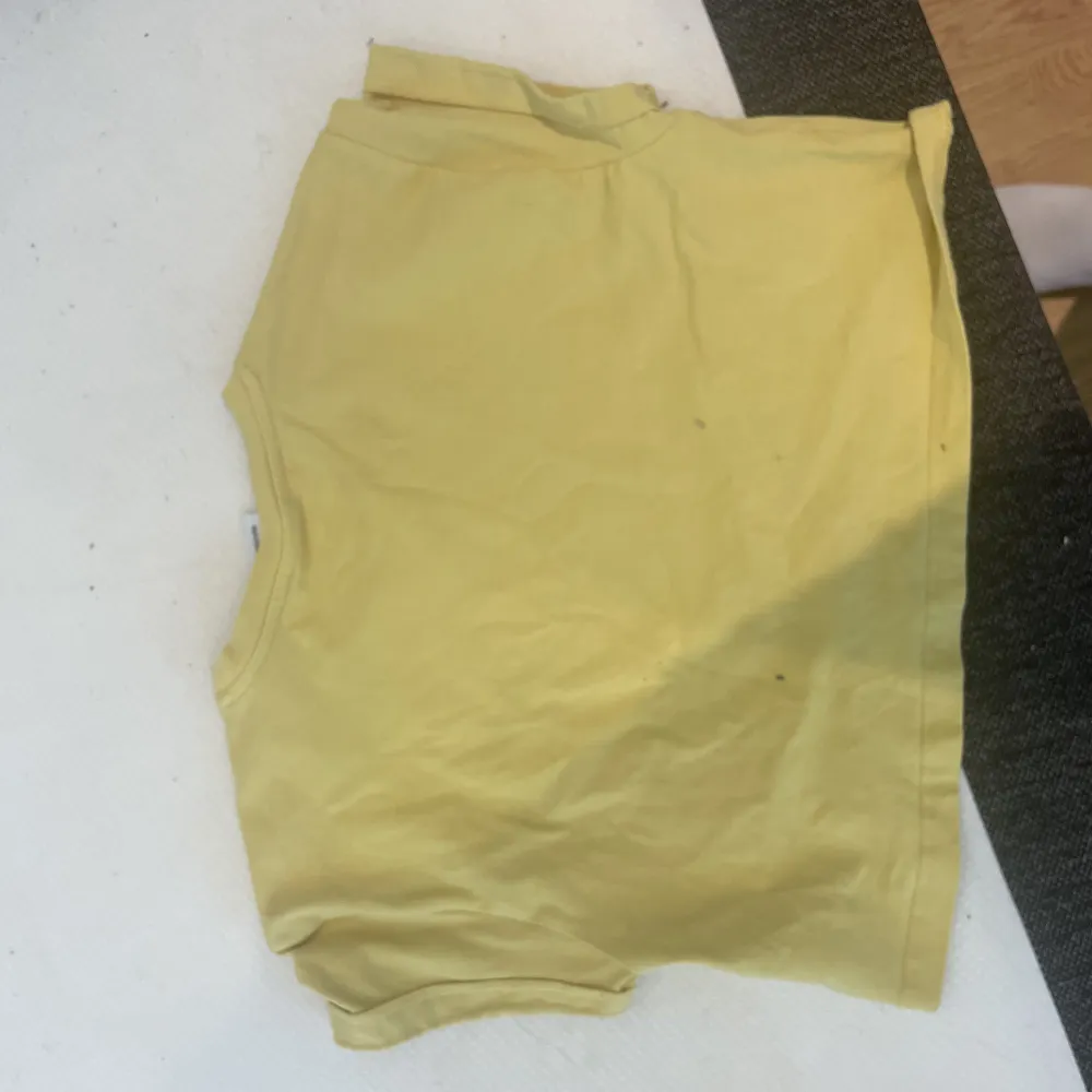 En gul gymshark T-shirt, inte använd så mycket (Max 10 gånger) och aldrig på gymmet.  100kr eller bud☺️. T-shirts.