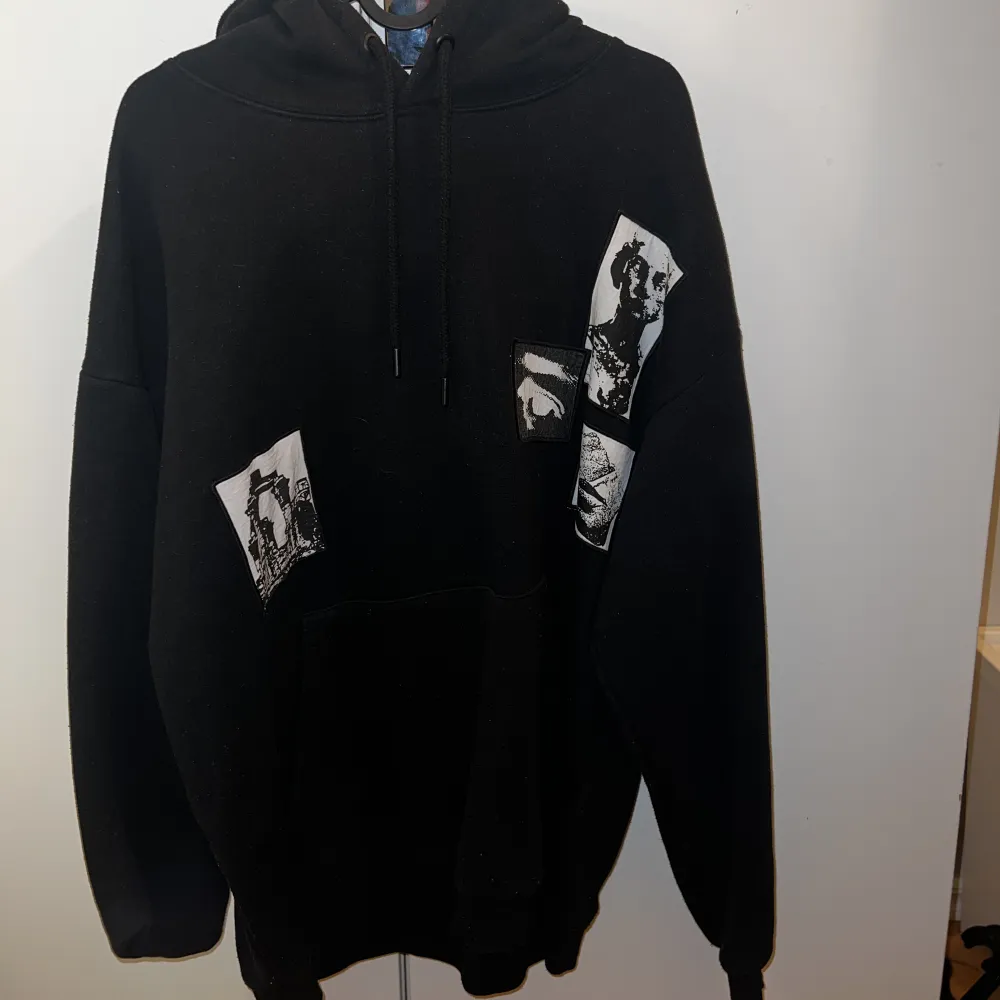 En sjukt snygg svart hoodie ifrån pull&bear i storlek L. Skriv för fler bilder eller vid intresse!. Tröjor & Koftor.