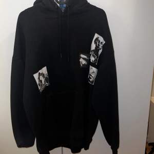En sjukt snygg svart hoodie ifrån pull&bear i storlek L. Skriv för fler bilder eller vid intresse!
