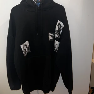 Hoodie  - En sjukt snygg svart hoodie ifrån pull&bear i storlek L. Skriv för fler bilder eller vid intresse!