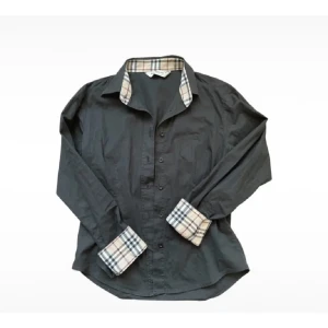 Burberry skjorta  - Helt ny och fräsch burrberry skjorta den var en storlek för stor så söker att den ska bli såld eller att byta mot en storlek mindre (S) priset kan diskuteras  Skriv till mig för mer information 