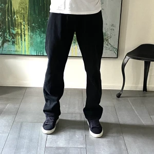 Svart jeans - Säljer mina Weekday space jeans pågrund utav att dem inte längre andvänds. Ordinarie pris är 600kr, jeansen är i nyskick. Köparen står för fraktkostnader. Jag är 186